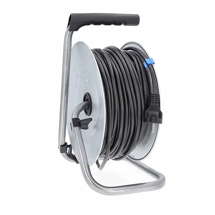 as - Schwabe Metallkabeltrommel 50m H05VV-F 3G1,5 IP20 -  - Graue Kabeltrommel mit einem schwarzen Kabel, schwarzem Griff und Metallständer.