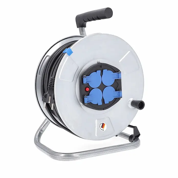as - Schwabe Metallkabeltrommel 50m H05VV-F 3G1,5 IP20 -  - Graue Metall-Kabeltrommel mit schwarzem Kabel, vier blauen Steckdosen, rotem Sicherheitsschalter und schwarzem Tragegriff.
