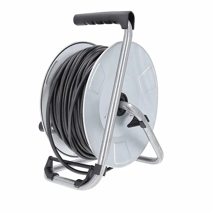 as - Schwabe Metallkabeltrommel 50m H05VV-F 3G1,5 IP20 -  - Graue Metallkabeltrommel mit schwarzem Griff, aufgewickelt mit einem dicken schwarzen Kabel.