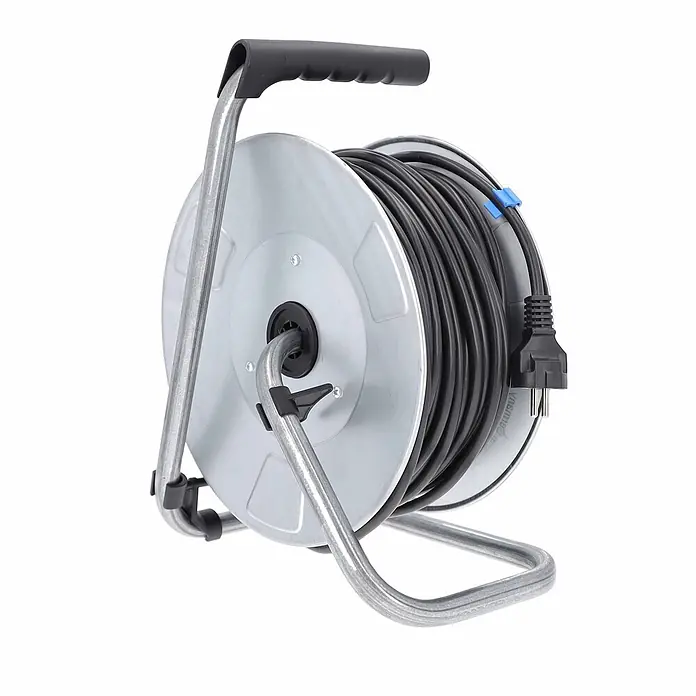 as - Schwabe Metallkabeltrommel 50m H05VV-F 3G1,5 IP20 -  - Schwarze Kabeltrommel mit grauer Spule, Metallrahmen, schwarzem Griff und Netzstecker.
