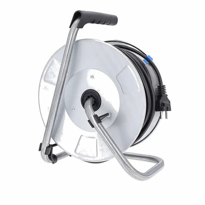 as - Schwabe Metallkabeltrommel 50m H05VV-F 3G1,5 IP20 -  - Graue Kabeltrommel mit schwarzem Kabel und Stecker auf einem Metallständer.