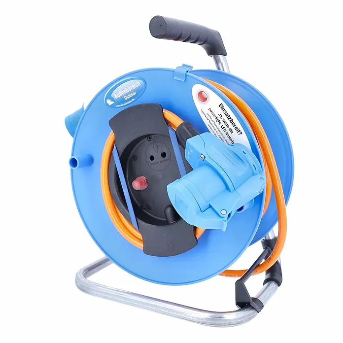 as-schwabe Kabeltrommel H07BQ-F 3G2,5 - Kunststoff, 25 m, IP44 - Blaue Outdoor-Kabeltrommel mit orangefarbenem Kabel, mehreren Steckdosen und robustem Metallgestell, einsatzbereit.