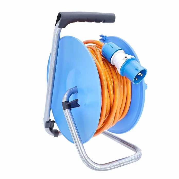 as-schwabe Kabeltrommel H07BQ-F 3G2,5 - Kunststoff, 25 m, IP44 - Blaue Kabeltrommel mit orangefarbenem Kabel und blauem Industriestecker, mit Metallständer und schwarzem Griff.