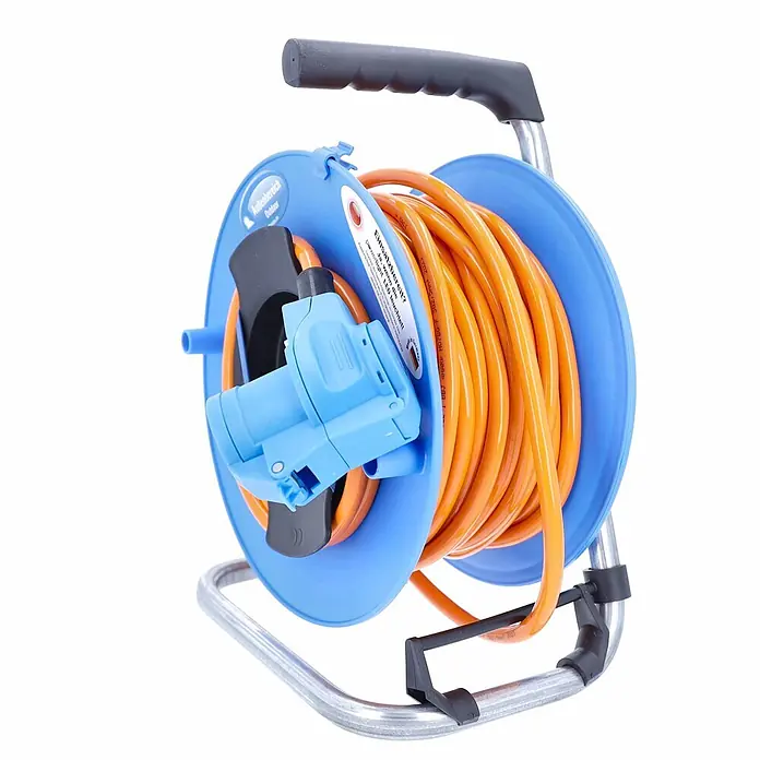 as-schwabe Kabeltrommel H07BQ-F 3G2,5 - Kunststoff, 25 m, IP44 - Blaue Kabeltrommel mit orangefarbenem Kabel, schwarzem Griff und silbernem Ständer. Mit Outdoor-Stecker/Buchse.