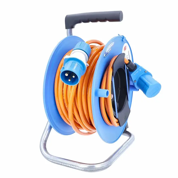 as-schwabe Kabeltrommel H07BQ-F 3G2,5 - Kunststoff, 25 m, IP44 - Orange CEE-Kabeltrommel mit blauen Steckern und Steckdose auf Metallständer.
