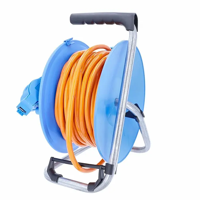 as-schwabe Kabeltrommel H07BQ-F 3G2,5 - Kunststoff, 25 m, IP44 - Blaue Kabeltrommel mit orangefarbenem Kabel und silbernem Metallständer, mit schwarzem, ergonomischem Griff.