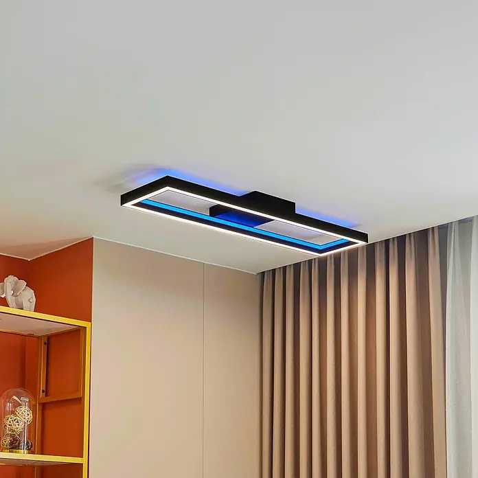 Lucande Deckenleuchte Tjado - L x B x H: 100 x 25 x 7,7 cm, schwarz, schwarz - Moderne rechteckige schwarze Deckenleuchte mit integrierten blauen und weißen LED-Akzenten.