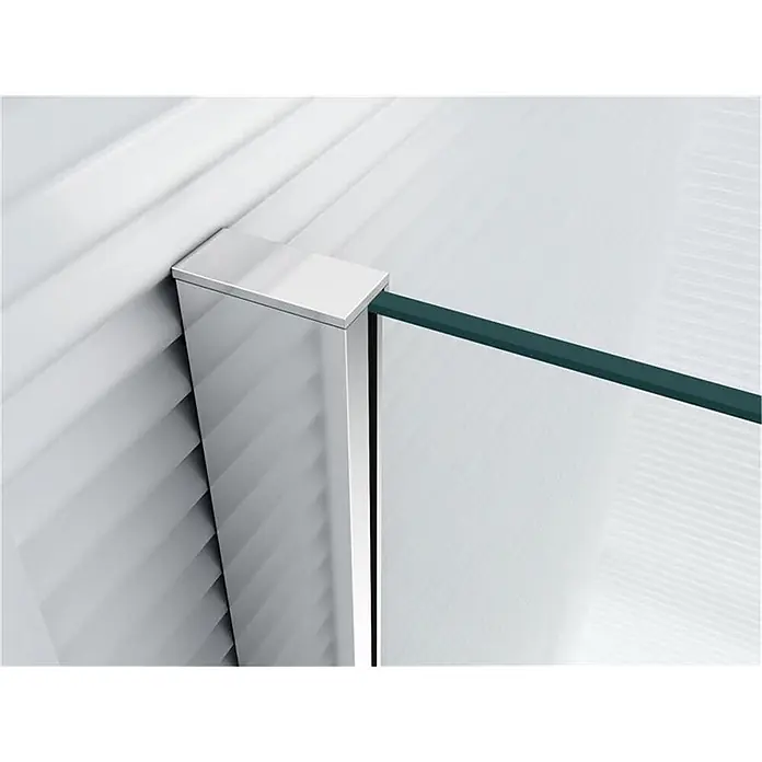 Glaszentrum Hagen Eckdusche 90x80x195 cm Athene Duschkabine - 80 x 90 x 195 cm, Imprägniert, Farblos, Stärke: 8 mm - Verchromtes Wandprofil einer Duschkabine, das eine dunkelgrün getönte Glasscheibe an einer strukturierten Wand hält.
