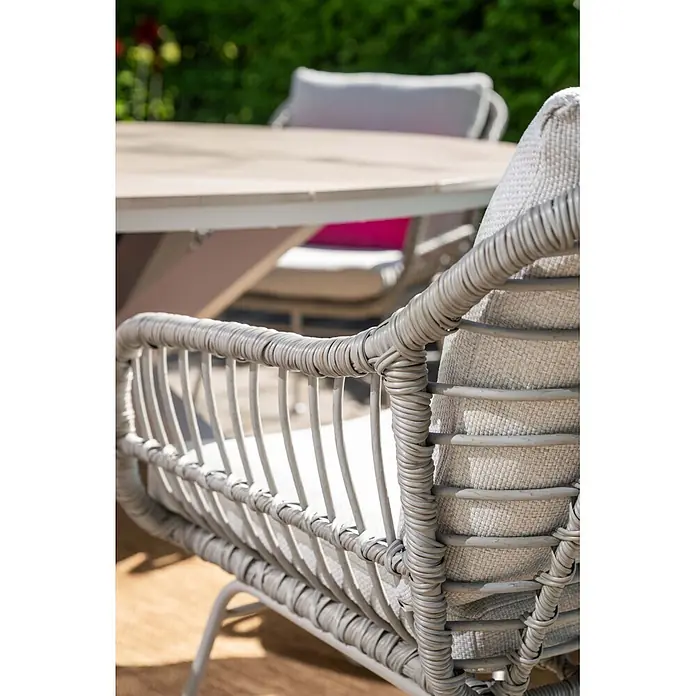 Garden Impressions Gartensessel Margriet - 1 Stk., Stahl, Polyester, Stapelbar, Taupe/Sand, B x T x H: 69,5 x 91 x 59 cm - Hellgrauer Rattanstuhl mit hellen Polstern im Außenbereich.