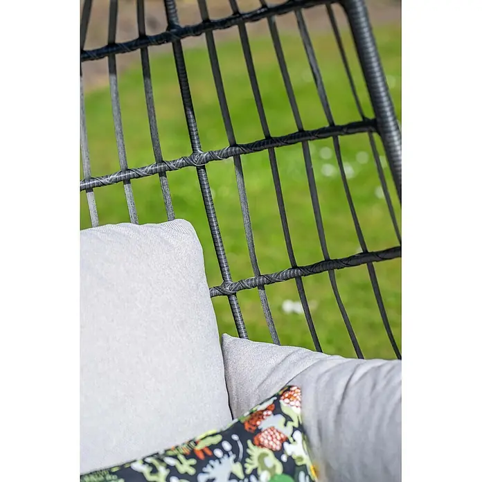 Garden Impressions Hängesessel Fargo - L x B x H: 92 x 79 x 198 cm, Metall, Schwarz/Grau - Innenansicht eines dunkelgrauen Rattan-Hängesessels mit hellgrauen Sitzkissen und einem farbig gemusterten Zierkissen.