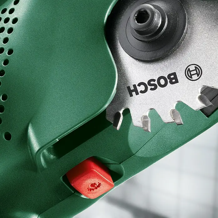 Bosch Handkreissäge PKS 16 - 400 W, Durchmesser Sägeblatt: 65 mm - Detailansicht einer Bosch Grasschere mit rotem Knopf und silberner Klinge.