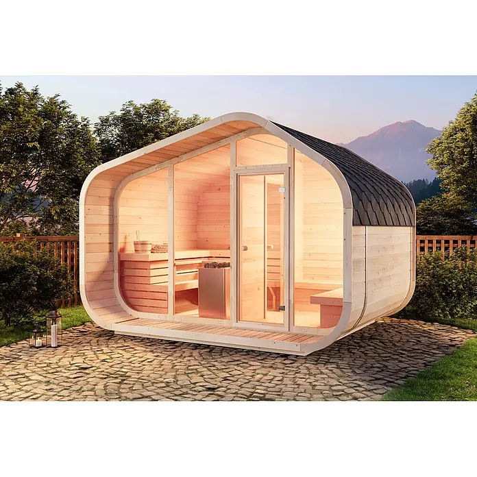FinnTherm Fasssauna ScandiCube Wave Premium - Holz, L x B x H: 286 x 38 x 264 cm - Moderne Outdoor-Fasssauna aus hellem Holz mit dunklem Schindeldach auf Steinpflaster vor Bäumen und Bergen.