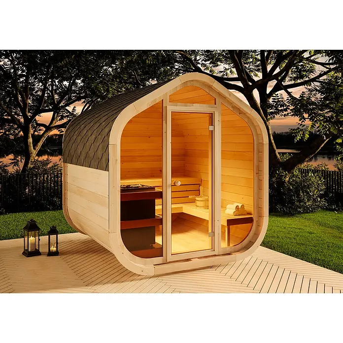 FinnTherm Fasssauna ScandiCube Wave Comfortissimo - Holz, L x B x H: 236 x 237 x 249 cm - Hölzerne Fasssauna mit Schindeldach, Innenbank, Heizung und Glastür, auf einer Holzterrasse im Freien.