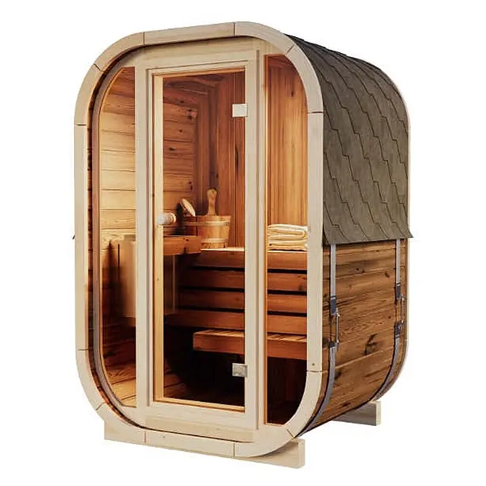 FinnTherm Fasssauna Ellipso S - Holz - Hölzerne Fasssauna mit Glastür, Schindeldach und sichtbarem Innenraum mit Bänken, Eimer und Kelle.