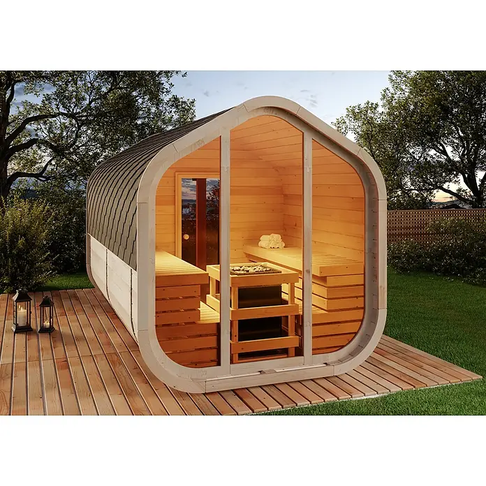 FinnTherm Fasssauna ScandiCube Wave Deluxe - Holz, L x B x H: 406 x 237 x 249 cm - Hölzerne Fasssauna auf einer Holzterrasse im Garten, mit sichtbaren Holzbänken, Saunaofen und Handtüchern durch die Glasfront.