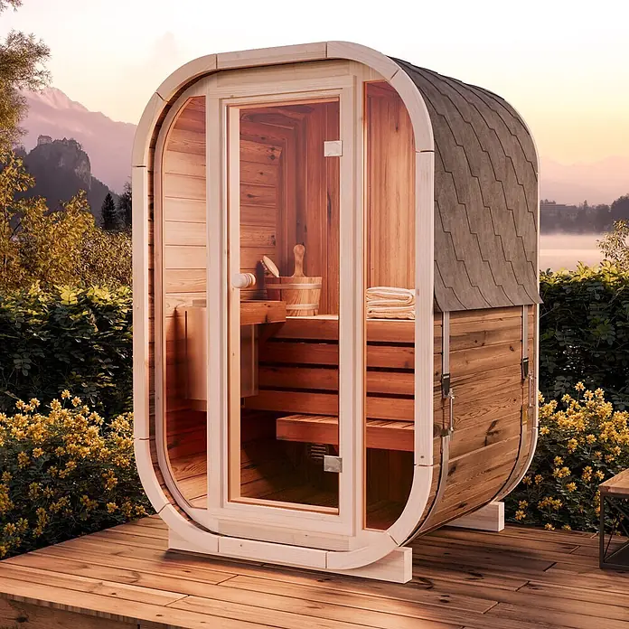 FinnTherm Fasssauna Ellipso S - Holz - Outdoor-Fasssauna auf einer Holzterrasse mit Berg- und Seeblick.