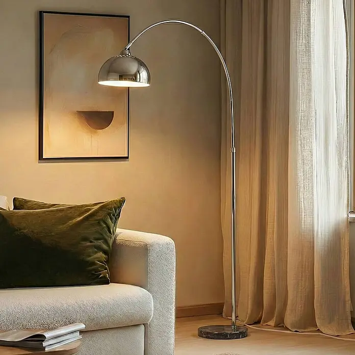 Lindby Stehlampe in chrom, grau, Bogenlampe Wohnzimmer -  - Gebogene Chrom-Stehleuchte mit Kuppelschirm und dunklem Marmorfuß, beleuchtet eine Wohnzimmerszene.