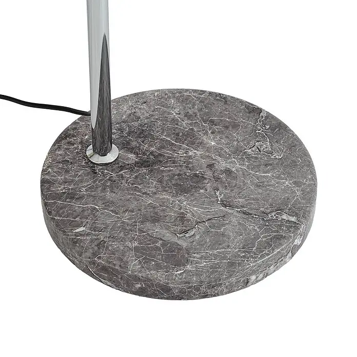 Lindby Stehlampe in chrom, grau, Bogenlampe Wohnzimmer -  - Runder Lampenfuß aus grauem Marmor mit Chromstange und schwarzem Stromkabel.