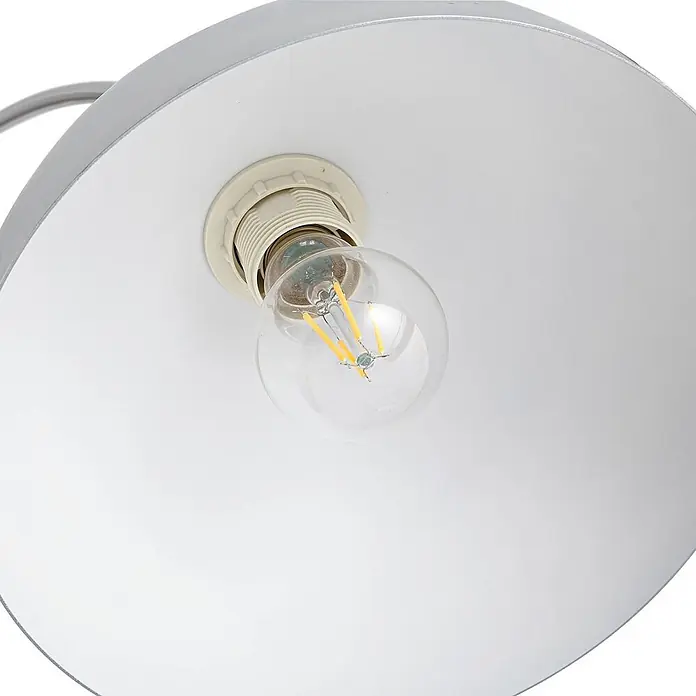 Lindby Stehlampe in chrom, grau, Bogenlampe Wohnzimmer -  - Nahaufnahme einer klaren LED-Glühbirne in einer beigen Fassung, eingesetzt in einen weißen Metalllampenschirm.