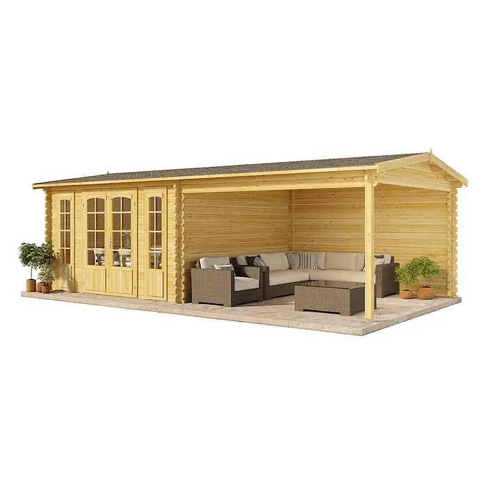Alpholz Gartenhaus Freiburg - Außenmaß inkl. Dachüberstand (B x T): 756 x 400 cm, Holz, Naturbelassen - Helles Holzgartenhaus mit überdachter Terrasse, eingerichtet mit grauem Outdoor-Ecksofa und Couchtisch.