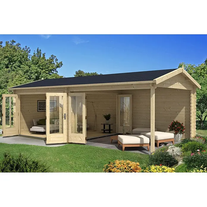 Alpholz Gartenhaus Freiburg - Außenmaß inkl. Dachüberstand (B x T): 756 x 400 cm, Holz, Naturbelassen - Holz-Gartenhaus mit schwarzem Dach, geöffneten Türen und integrierter Terrasse mit Loungemöbeln in einem sonnigen Garten.