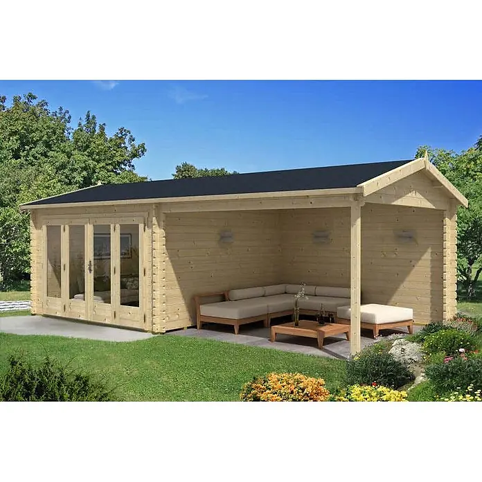 Alpholz Gartenhaus Freiburg - Außenmaß inkl. Dachüberstand (B x T): 756 x 400 cm, Holz, Naturbelassen - Hölzerne Gartenhütte mit schwarzem Dach und überdachter Terrasse mit Outdoor-Sofa und Couchtisch.