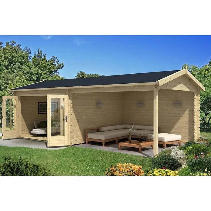 Alpholz Gartenhaus Freiburg - Außenmaß inkl. Dachüberstand (B x T): 756 x 400 cm, Holz, Naturbelassen - Helles Gartenblockhaus aus Holz mit integrierter Veranda, einem geschlossenen Raum und einem offenen Sitzbereich mit Gartenmöbeln.