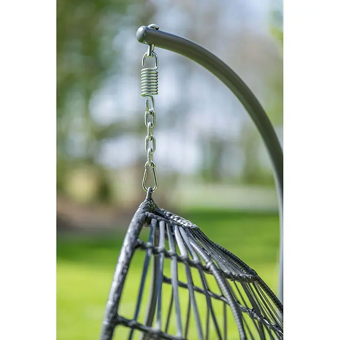 Garden Impressions Hängesessel Fargo - L x B x H: 92 x 79 x 198 cm, Metall, Schwarz/Grau - Silberne Metallkette und Feder halten einen dunkelgrauen Hängesessel am Stützarm.
