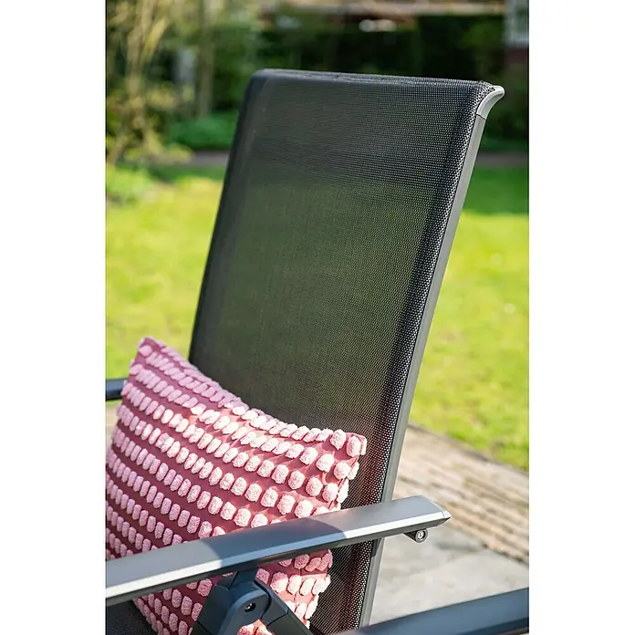 Garden Impressions Garten-Positionssessel Gala - Aluminium, Klappbar, Schwarz/Anthrazit, B x T x H: 61 x 75 x 108 cm - Dunkelgrauer Outdoor-Netzstuhl mit grauem Gestell und strukturiertem rosa Kissen.