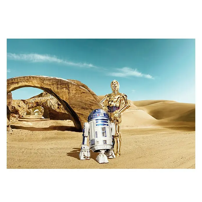 Komar Star Wars Fototapete Lost Droids - 8 -tlg., B x H: 368 x 254 cm, Papier - Die golden schimmernde C-3PO-Figur und der blau-weiße R2-D2-Droide stehen in der Wüste und bilden eine ikonische Szene aus Star Wars.