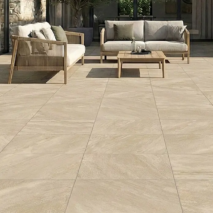 Terrassenfliese Quarzo - 60 x 60 x 2 cm, Beige, Matt - Große rechteckige beige Terrassenfliesen mit subtiler natürlicher Maserung für einen eleganten Außenboden im Sitzbereich.