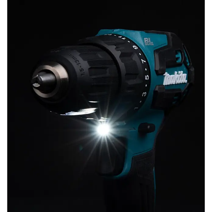 Makita LXT 18V Akku-Schlagbohrschrauber DHP490Z - 18 V, Ohne Akku, 65 Nm - Türkise und schwarze Makita Akku-Bohrmaschine mit hellem LED-Licht, das von der Basis strahlt und Bohrfutter sowie Kupplungseinstellungen beleuchtet.