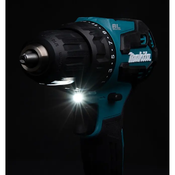 Makita LXT 18V Akku-Bohrschrauber DDF490Z - 18 V, Ohne Akku, 50 Nm - Türkis-schwarze Makita Bohrmaschine mit hellem LED-Licht am Bohrfutter. Drehmomenteinstellungen und Futtergröße sind sichtbar.