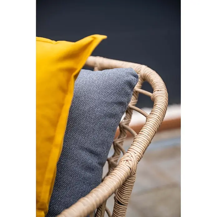 Garden Impressions Gartensessel Margriet - 1 Stk., Stahl, Polyester, Stapelbar, Schwarz/Grau, B x T x H: 69,5 x 91 x 59 cm - Zwei Kissen, eines gelb, eines grau, auf einem Stuhl aus Naturrattan.