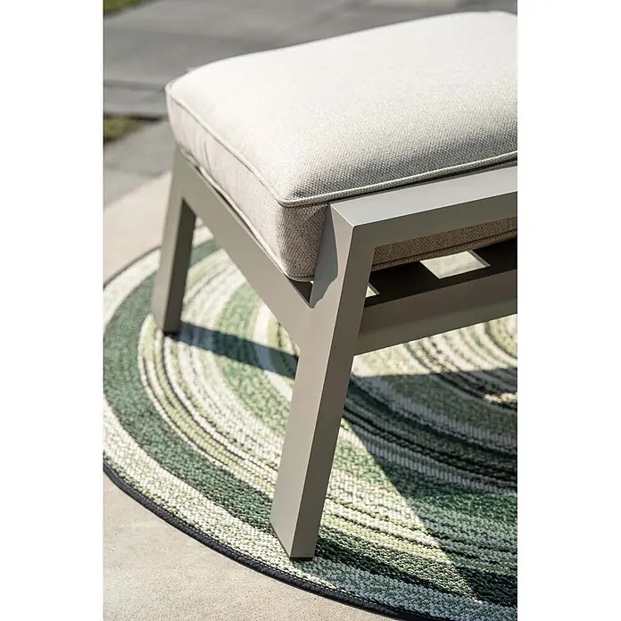 Garden Impressions Garten-Positionssessel Max - 1 Stk., Aluminium, Taupe, B x T x H: 78 x 72 x 107 cm - Heller Outdoor-Ottomane mit dickem Stoffkissen und grauem Metallrahmen.