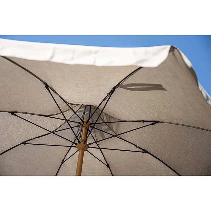 Garden Impressions Marktschirm rund Aloha - Taupe, Durchmesser Bespannung: 200 cm - Unterseite eines beigefarbenen Sonnenschirms mit schwarzen Streben und Holzstange vor blauem Himmel.