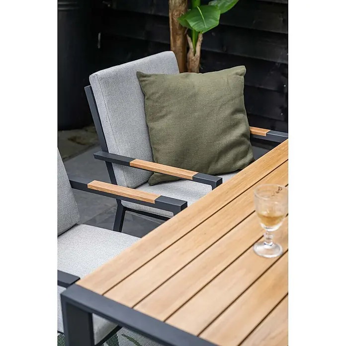 Garden Impressions Gartentisch Felini - L x B x H: 160 x 84 x 72 cm, Aluminium, Rechteckig, Schwarz/Braun - Modernes Outdoor-Essset mit dunkelgrauen Stühlen, hellgrauen Kissen, Holzarmlehnen und passendem Holzlattentisch.