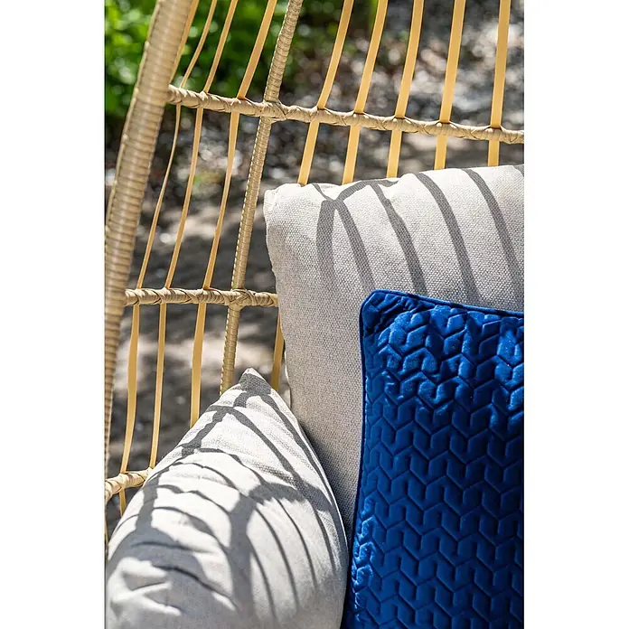 Garden Impressions Hängesessel Fargo - L x B x H: 92 x 79 x 198 cm, Metall, Beige - Zwei Kissen, eines grau strukturiert, eines blau Samt mit geometrischem Muster, in einem geflochtenen Rattan-Sessel.