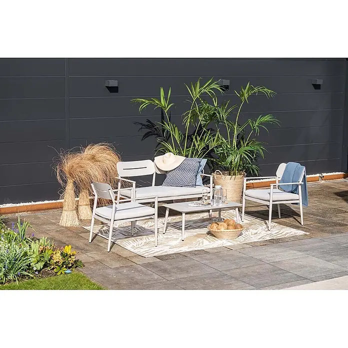 Garden Impressions Loungemöbel-Set Morella - 4 -tlg., Aluminium, Weiß - Hellesgraues Outdoor-Loungeset mit Sofa, zwei Sesseln und Couchtisch, auf einer Terrasse präsentiert.
