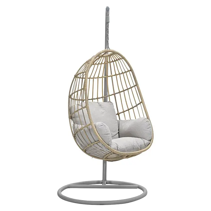 Garden Impressions Hängesessel Fargo - L x B x H: 92 x 79 x 198 cm, Metall, Beige - Ein beiger Rattan-Hängesessel mit grauen Kissen, aufgehängt an einem grauen Metallgestell.