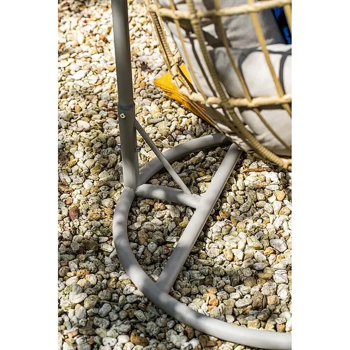 Garden Impressions Hängesessel Fargo - L x B x H: 92 x 79 x 198 cm, Metall, Beige - Grauer Metallständer eines Hängesessels auf Kies, mit Rattansessel und gelbem Kissen.