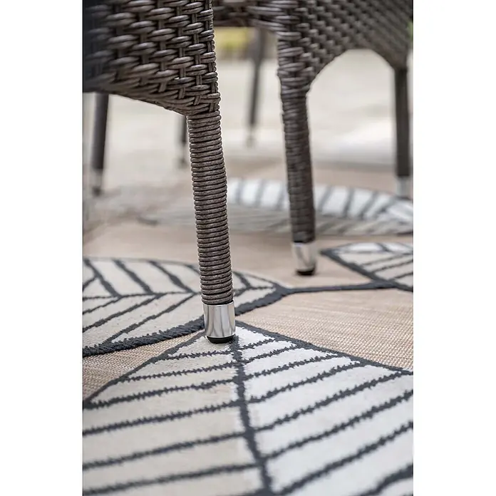 Garden Impressions Gartensessel Nicosia - 1 Stk., Aluminium, Kunststoffgeflecht, Grau, B x T x H: 63 x 86 x 57 cm - Braune Polyrattan-Stuhlbeine mit silbernen Kappen auf gemustertem Teppich.