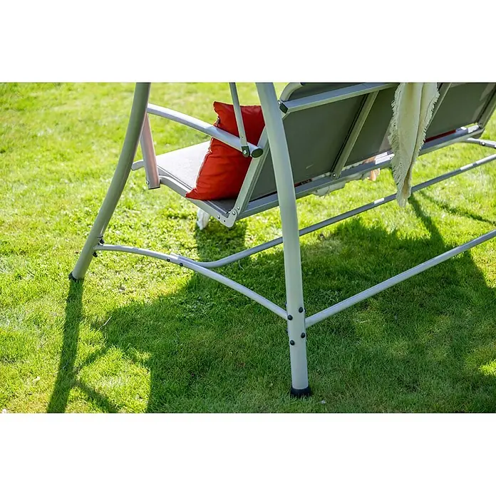 Garden Impressions Hollywoodschaukel Rubens - Aluminium, Max. Personenzahl: 3 Stk., Taupe - Graue Metall-Gartenschaukel mit grauem Sitzkissen und rotem Polsterkissen, im Freien zur Entspannung platziert.