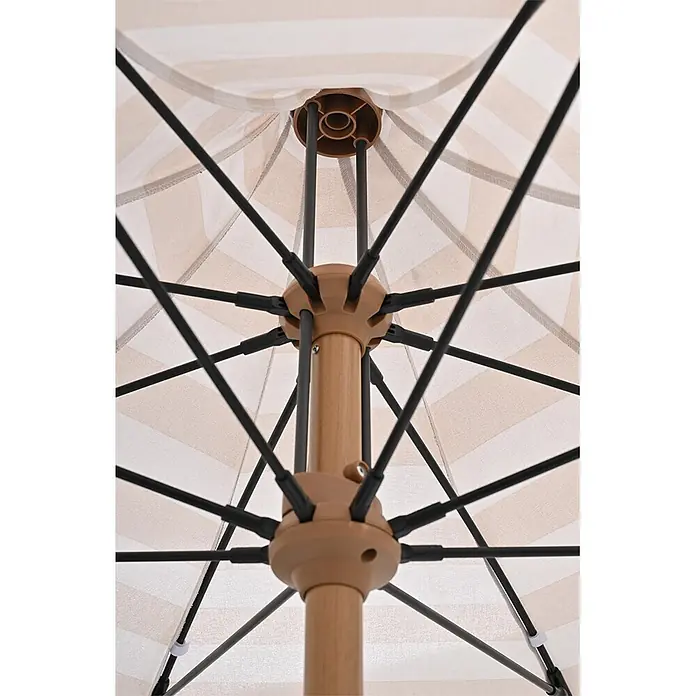 Garden Impressions Marktschirm rund Aloha - Ecru/Weiß, Durchmesser Bespannung: 200 cm - Unterseite eines Sonnenschirms mit Holzstange, braunen Kunststoffnaben, schwarzen Stützstreben und gestreiftem Stoff.