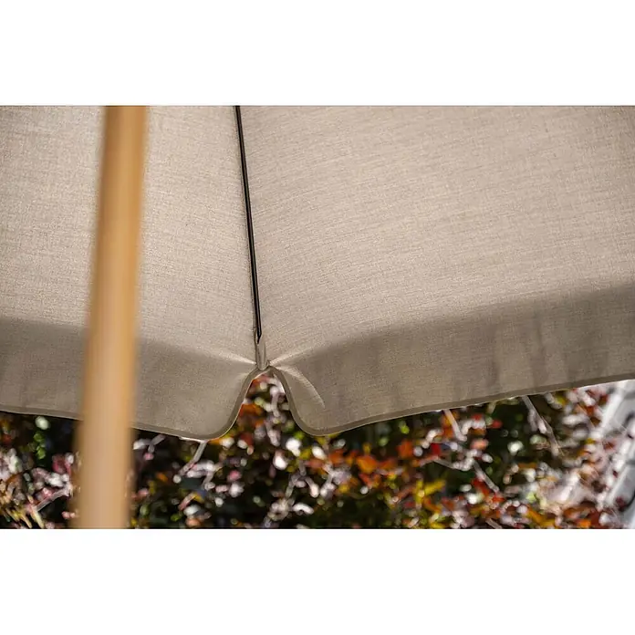 Garden Impressions Marktschirm rund Aloha - Taupe, Durchmesser Bespannung: 200 cm - Hellbeiger Outdoor-Sonnenschirmstoff von unten mit Holzstange, Schatten spendend über Herbstlaub.