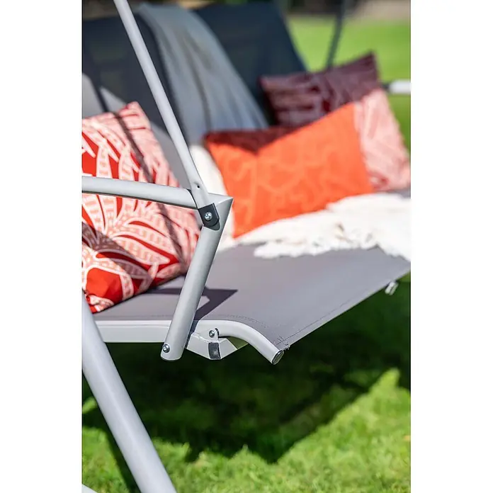 Garden Impressions Hollywoodschaukel Rubens - Aluminium, Max. Personenzahl: 3 Stk., Taupe - Grauer Outdoor-Hollywoodschaukel mit roten und orangen Kissen.