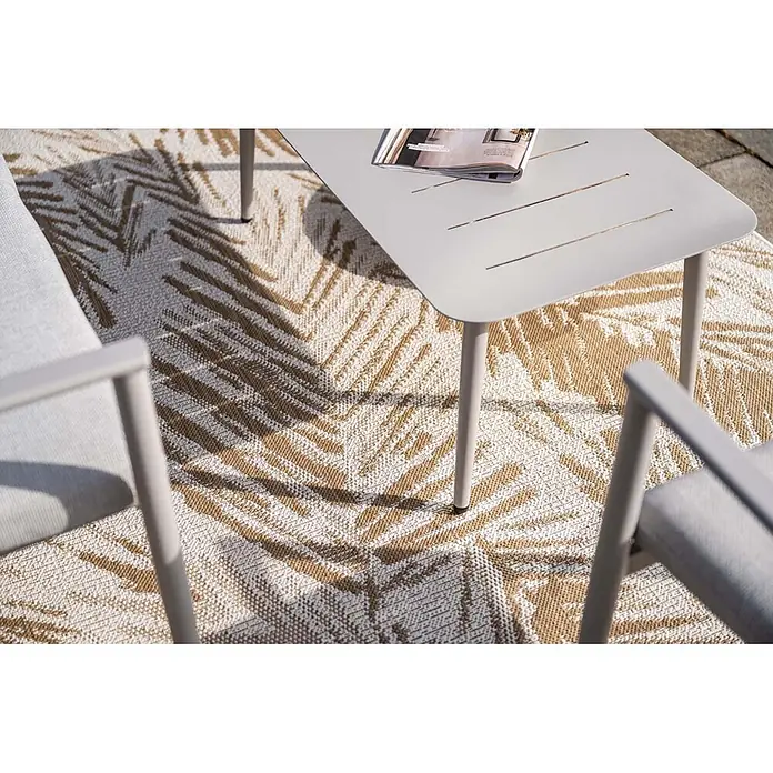 Garden Impressions Loungemöbel-Set Morella - 4 -tlg., Aluminium, Weiß - Beiger und weißer Outdoor-Teppich mit Palmenmuster unter hellgrauem Tisch und Stühlen.