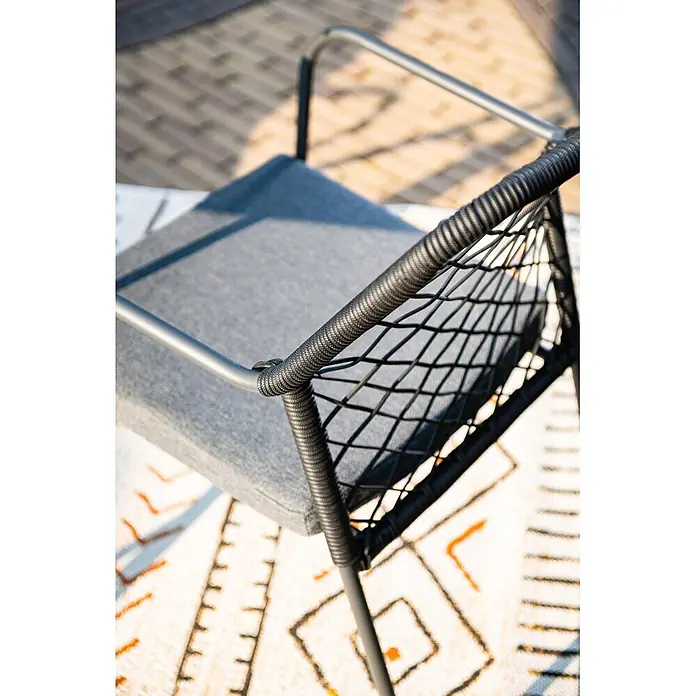 Garden Impressions Gartensessel Dido - 1 Stk., Stahl, Polyester, Stapelbar, Schwarz/Grau, B x T x H: 63 x 85 x 55 cm - Moderner Outdoor-Stuhl mit grauem Stoffkissen und schwarzer geflochtener Rückenlehne.