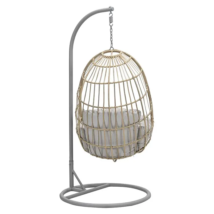 Garden Impressions Hängesessel Fargo - L x B x H: 92 x 79 x 198 cm, Metall, Beige - Eiförmiger Hängesessel mit hellbraunem Korbboden, grauen Kissen und grauem Metallständer.