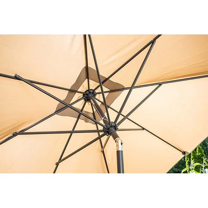 Garden Impressions Balkonschirm Lotus - Taupe, Quadratisch, Bespannungsmaß (L x B): 250 x 250 cm - Unterseite eines geöffneten beigen Sonnenschirms, der sein schwarzes Metallgestell, Speichen und den zentralen Stangenmechanismus zeigt.